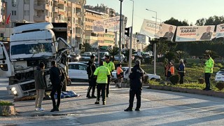 Adana’da otobüs ile çarpışan kamyonun sürücüsü hayatını kaybetti
