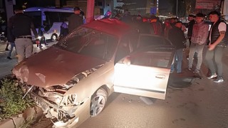 Adana’da otomobilin refüjdeki direğe çarpması sonucu 2 kişi yaralandı