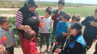 Adana’da polisler, tarım işçisi kadınların Dünya Kadınlar Günü’nü kutladı