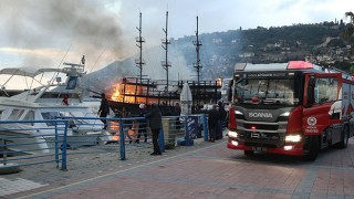 Alanya Balıkçı Barınağı’nda demirli iki tur teknesi yandı
