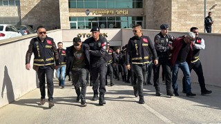 Antalya’da iki grup arasında çıkan silahlı çatışmada gözaltına alınan 25 zanlı adliyede