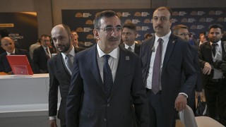 Cumhurbaşkanı Yardımcısı Yılmaz, Antalya Diplomasi Forumu’nda AA standını ziyaret etti