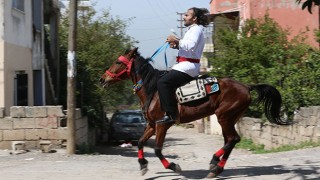 Hatay’da bir seçmen oy kullanmaya atla gitti