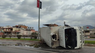 Hatay’da devrilen kamyonun sürücüsü yaralandı