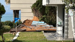 Hatay’da fırtına nedeniyle uçan apartman çatısı park halindeki otomobile zarar verdi