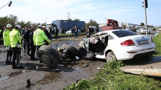 Hatay’da karşı şeride geçen tırın çarptığı otomobildeki 6 kişi öldü