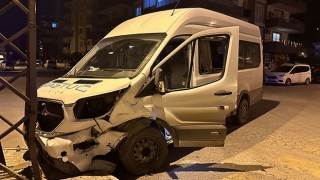 Hatay’da otomobille minibüsün çarpışması sonucu 4 kişi yaralandı