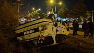 Isparta’da kamyonetle otomobilin çarpıştığı kazada 5 kişi yaralandı