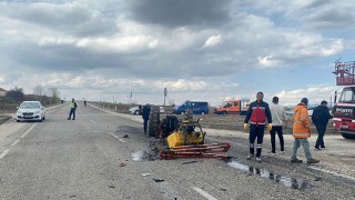 Isparta’da otomobil ve traktörün çarpıştığı kazada 4 kişi yaralandı