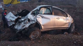 Isparta’da reklam panosuna çarpan otomobildeki 1 kişi öldü, 3 kişi yaralandı