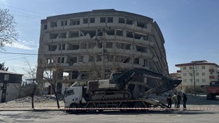 Kahramanmaraş’ta ağır hasarlı binaların yıkımı sürüyor