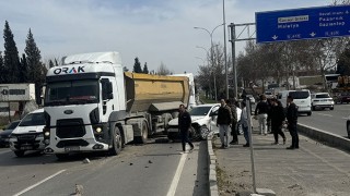 Kahramanmaraş’ta otomobil ile kamyonun çarpıştığı kazada 1 kişi yaralandı