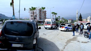 Mersin’de hafif ticari araç ile ambulans çarpıştı