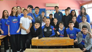 Türkiye’nin ilk astronotu Gezeravcı, mezun olduğu okulda öğrencilerle buluştu: