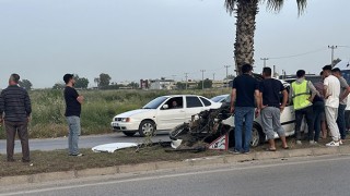 Adana’da refüjdeki ağaca çarpan otomobilin sürücüsü yaralandı