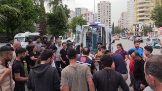 Adana’da refüje çarpan motosikletteki 2 kişi yaralandı