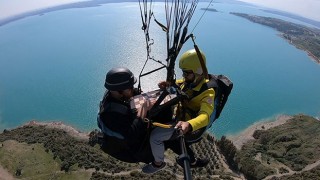 Adana’da yamaç paraşütü yapan iki pilot gökyüzünde tavla oynadı