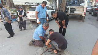Adana’da yaşlı kadının atık su kanalına düşen cep telefonunu belediye ekipleri çıkarttı
