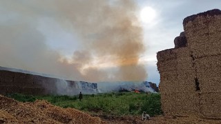 Adana’daki saman balyası yangını söndürülmeye çalışılıyor