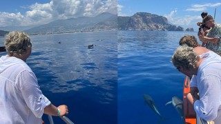 Alanya’da tur teknesine eşlik eden yunuslar görüntülendi