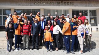 Antalya Valisi Şahin, otizmli çocukların sergisine katıldı