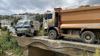 Antalya’da kamyonla çarpışan kamyonetin sürücüsü ağır yaralandı