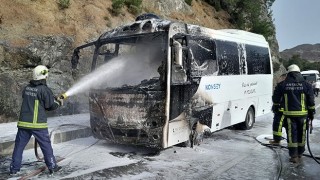 Antalya’da seyir halindeki midibüste çıkan yangın söndürüldü