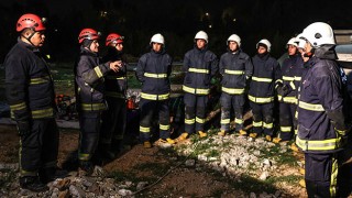 Depremde hayat kurtaran Antalyalı itfaiyeciler, enkaz simülasyonunda eğitim görüyor