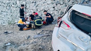 Hatay’da istinat duvarına çarpan otomobildeki 4 kişi yaralandı