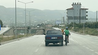 Hatay’da otomobile tutunarak giden bisikletlinin tehlikeli yolculuğu kamerada