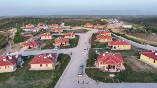 Hataylı depremzede Sözer ailesine yeni evleri teslim edildi