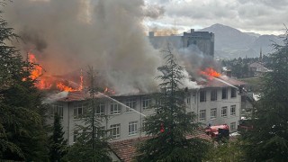 Isparta’da atıl durumdaki okulun çatısında çıkan yangında hasar oluştu