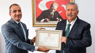 Kaş Belediye Başkanı Erol Demirhan mazbatasını aldı