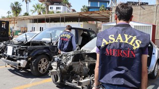 Mersin’de kaçak araçları parçalayarak sattıkları iddiasıyla 2 kişi yakalandı