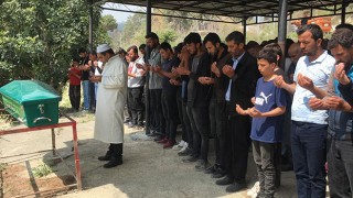 Mersin’de yangın çıkan ev ve araçta ölü bulunan aynı aileden 3 kişinin cenazeleri defnedildi