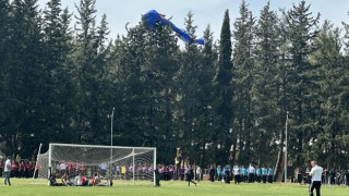 Osmaniye’de etkinlik alanına inmek isteyen yamaç paraşütçüsü ağaca takıldı