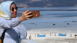 ”Türkiye’nin Maldivleri” Salda Gölü bayram tatilinde her gün binlerce kişiyi ağırlıyor