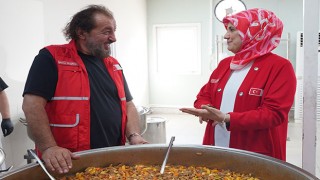 Ünlü şef Mehmet Yalçınkaya depremzedeler için iftar sofrası hazırladı