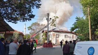 Burdur’da depoda başlayan ve iki eve sıçrayan yangın söndürüldü