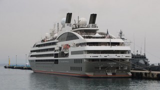 Fransa bayraklı ”L’austral”, Alanya Limanı’na demirledi