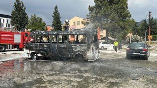 Hatay’da yangın çıkan minibüs kullanılamaz hale geldi