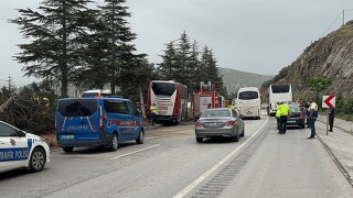 Isparta’da refüjdeki ağaca çarpan yolcu otobüsündeki 11 kişi yaraladı