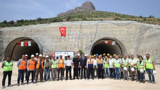 Turizm kentlerini bağlayan Akdeniz Sahil Yolu’nda çalışmalar devam ediyor