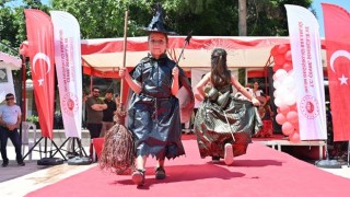 Atık Malzemelerden Tasarlanan Kıyafetlerle Defile Beğenildi