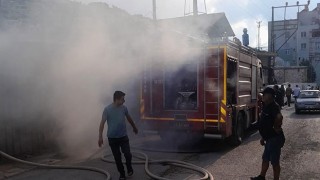 Hatay’da fırının odun deposunda çıkan yangın hasara neden oldu