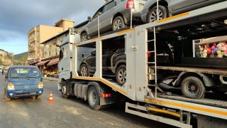 Hatay’da nakliye tırından düşen kamyonette hasar oluştu