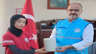 Silifke’de ortaokul öğrencisi, harçlığını Filistin halkı için bağışladı