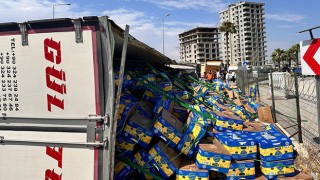 Mersin’de muz yüklü tır devrildi