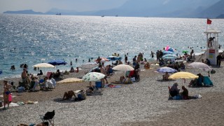 Antalya sahillerinde yoğunluk sürüyor