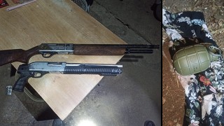 Adana’da 2 ruhsatsız tüfek ile el bombası ele geçirildi